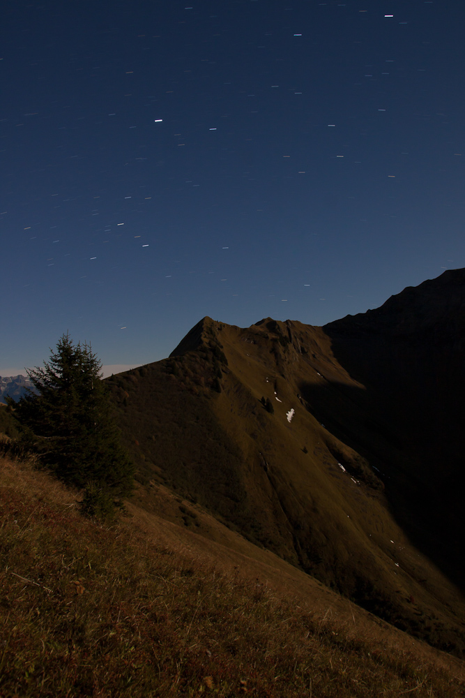 Vue sur le Pointe de Chamosseran éclairée par le pleine Lune