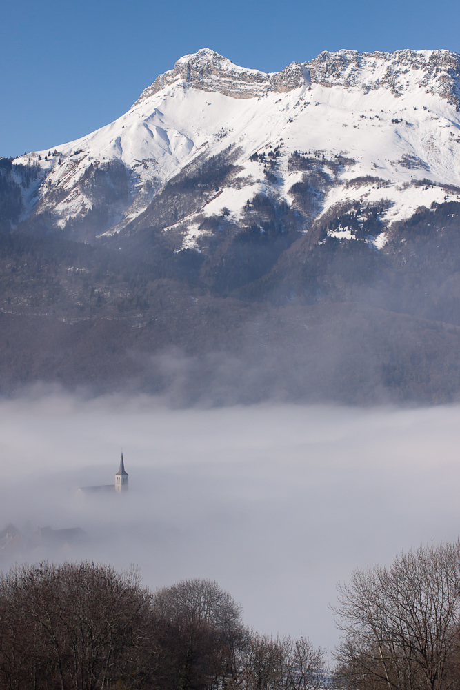 Eglise de Jarsy émergeant de la brume au pied du Colombier