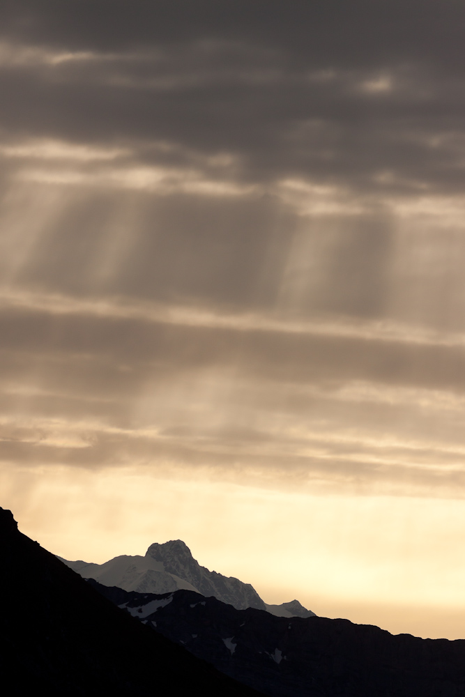 Rayons du soleil à travers les nuages au pied du Colombier