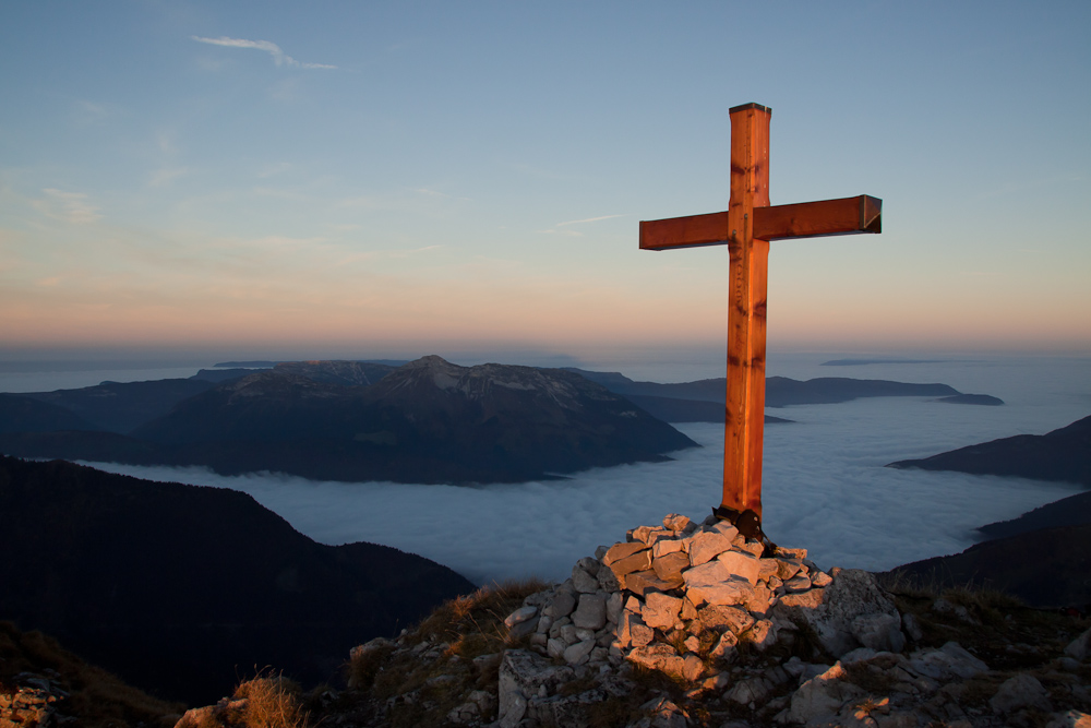 La croix au sommet du Pécloz surplombe les nuages bas