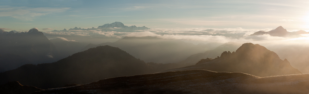 Sommets émergeant de la brume