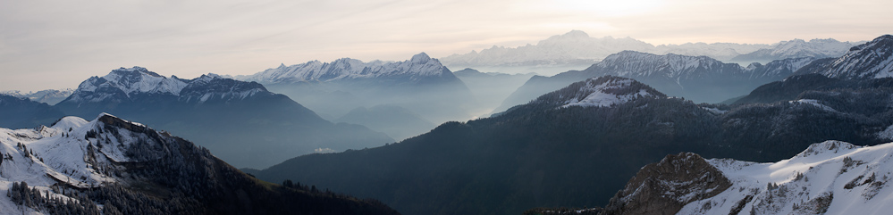 Le soleil se leve et eclaire la brume de fond de vallee