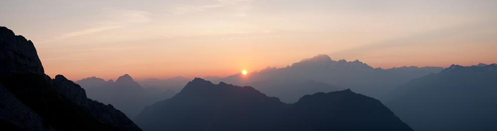 Lever du soleil derière le Mont Blanc