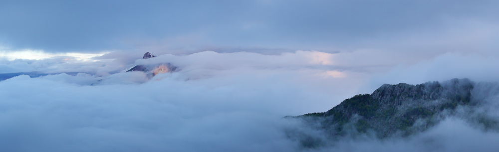 Mont Colombier et Julioz entre deux couches de nuages au lever du soleil