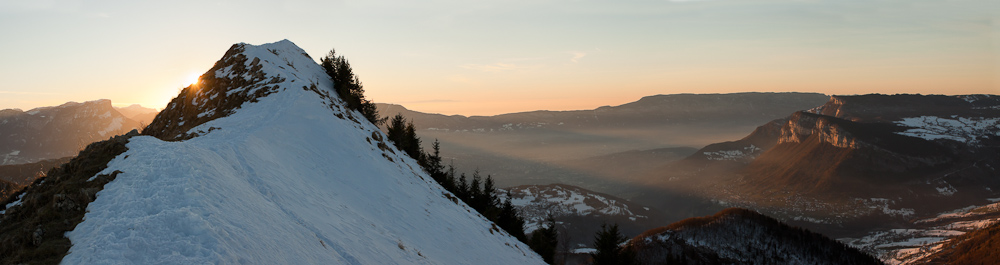 Dernier rayon de soleil derrière la crête de la pointe de la Galoppaz