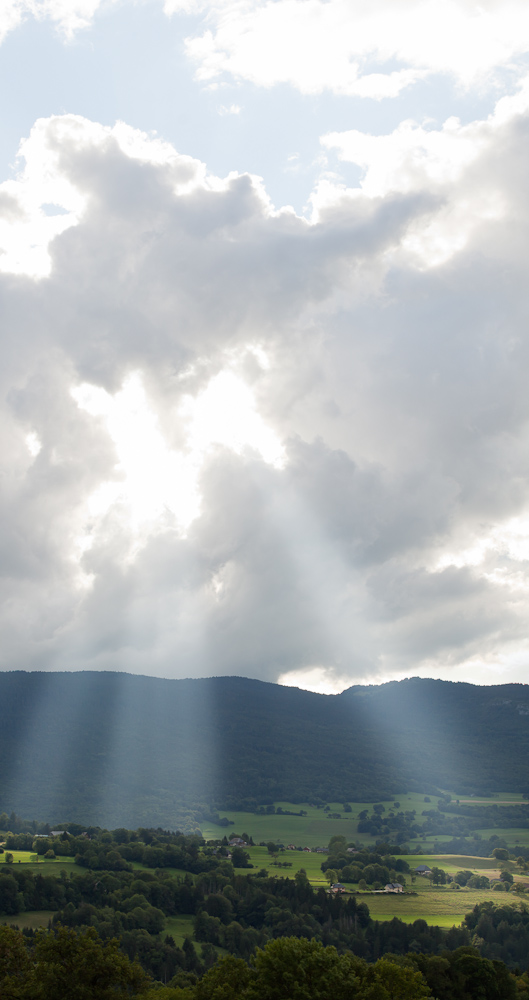 Trouée lumineuse à travers les nuages