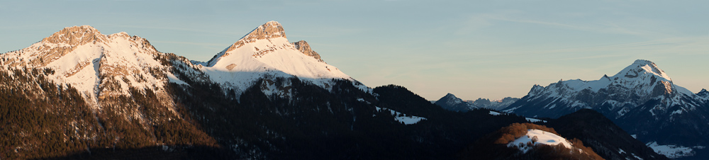 Lever du soleil sur le Colombier et le Trélod