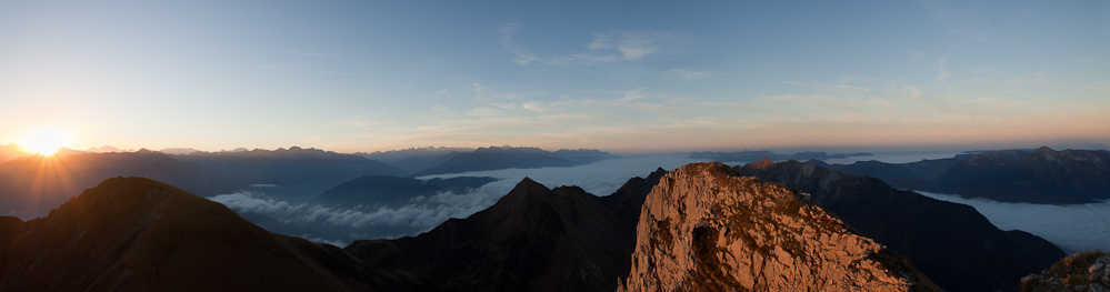 Le soleil se lève sur la pointe des Arces et la dent d'Arclusaz