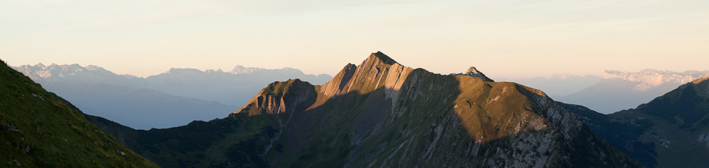 Lever de soleil sur l'arête et les rochers de l'Arpette