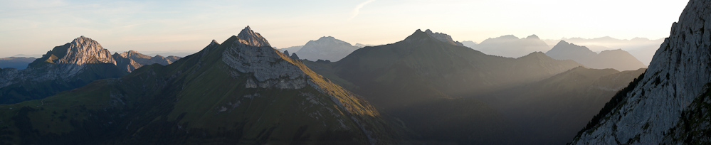 Lever de soleil sur l'Arcaloz et le Trélod depuis les falaises sous le Pécloz