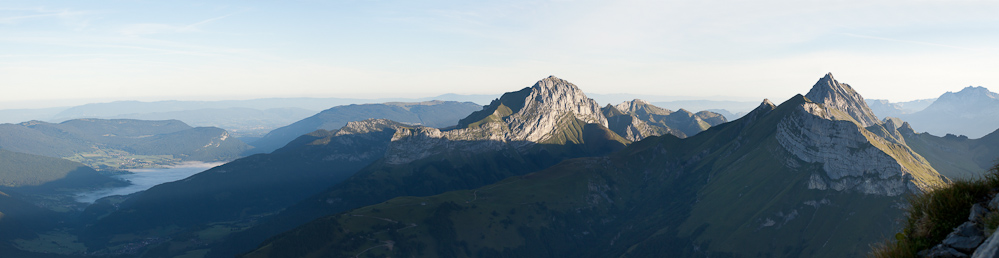 Vue sur les vallées d'Ecole et de Lescheraines au pied du Trélod