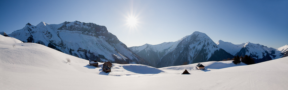 Les chalets d'Allan au pied de l'Arcalod et du Pécloz