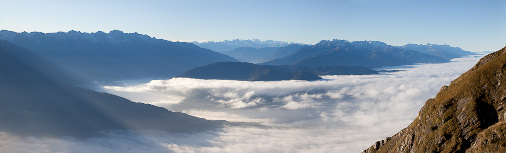 Le soleil levant dissippe les brumes sur la vallée de l'Isère