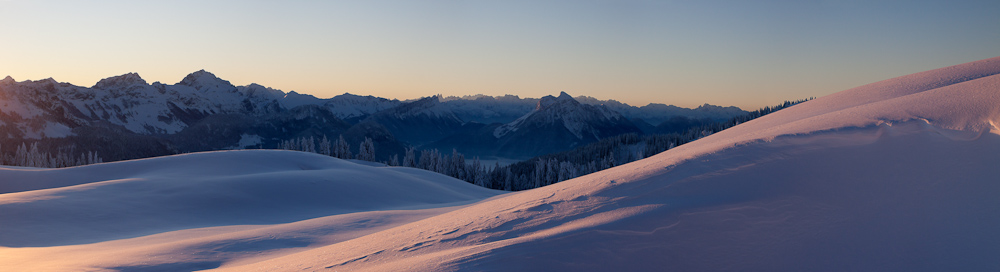 Aube sur le massif des Bauges